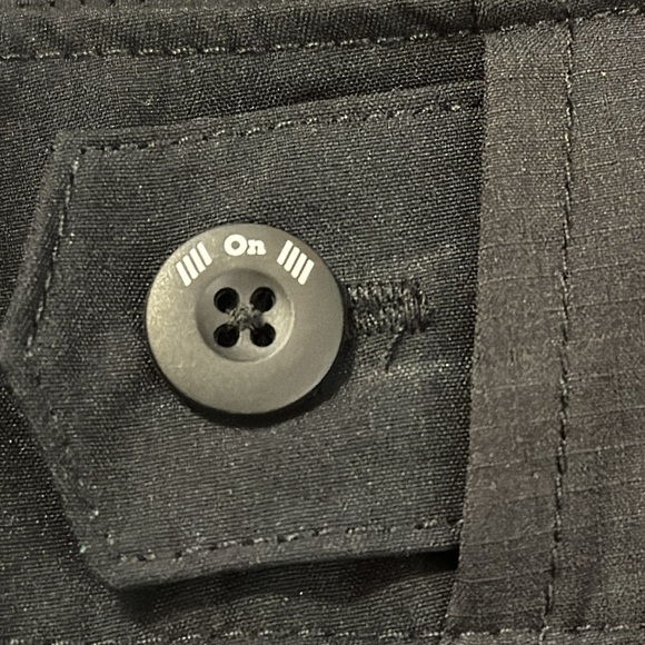 BNWT On Running Explorer Waterproof Hiking Cargo Pants SZ M - Picture 9 of 9